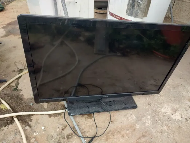 Vendo 3 tvs por 250 reais obs p arrumar ou tirar peças tv com defeito