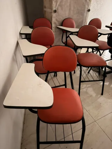 Cadeira universitária (ideal para aulas, cursos)