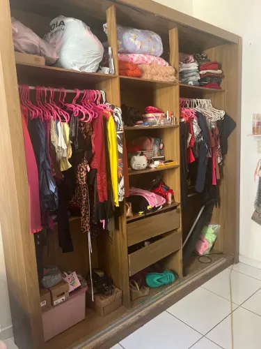 Vendo guarda-roupa grande preço simbólico com avarias