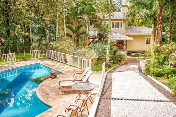 Mansão com 650m2 de a.c. em terreno de 4.000m2 com 4 suítes, 15 vagas, lago, piscina na Se
