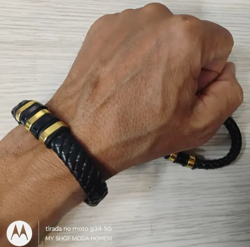 Pulseira masculina couro sintético trançado c/ detalhes dourados 22cm de comprimento $ 10,