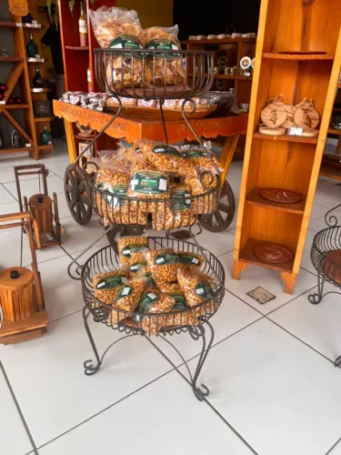 FRUTEIRA DE PÉ FERRO FUNDIDO E MADEIRA