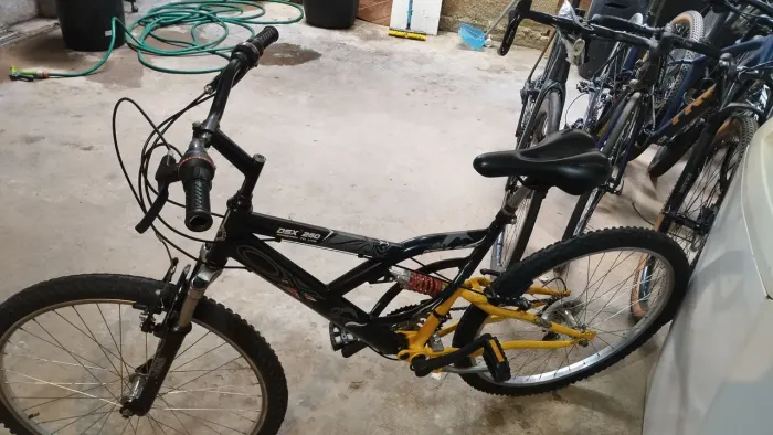 Bicicleta aro 26 semi nova com duas suspensão buscar Planaltina DF divido