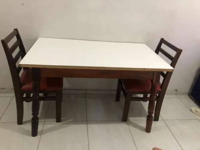 Mesa com 2 cadeiras