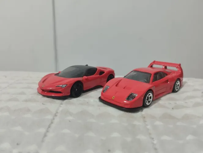 Dupla Ferrari SF90 e F40 Hotwheels