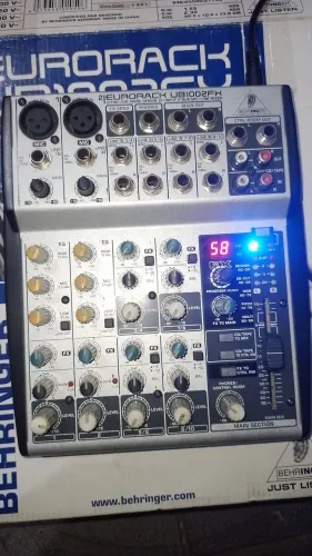 Mesa de Som Behringer UB1002FX