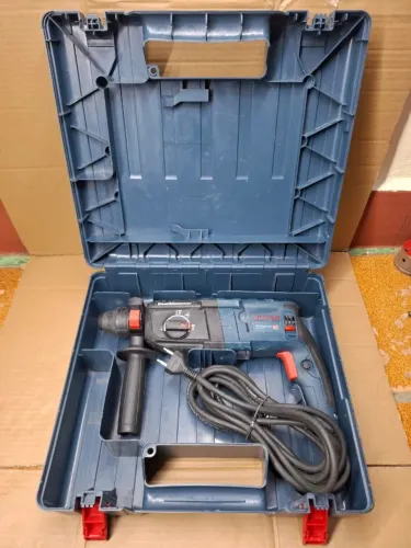Furadeira Martelete Bosch Rompedor 820W 220V Profissional c/ maleta e Kit Broca serra copo