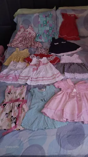 Lote de roupas de meninas