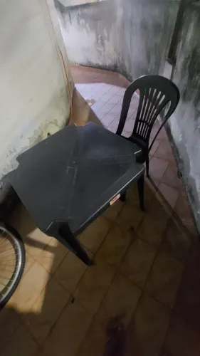 Jogo de mesa e cadeira de plástico. LEIA O ANÚNCIO