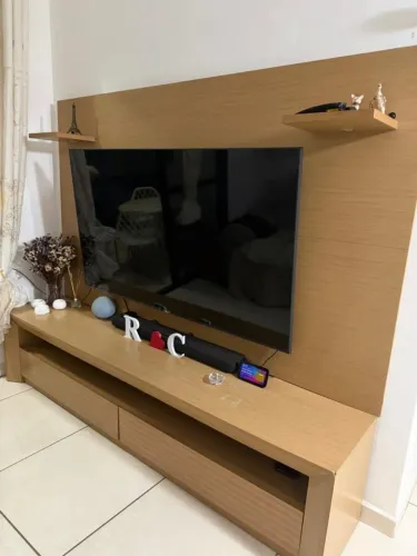 Rack com painel para TV grande com LED em MDF