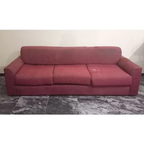 Sofá grande com 230 cm de largura. Almofadado. 3 lugares. PRECISA DE REFORMA.