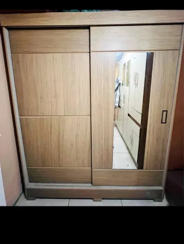 Guarda roupa 2portas de correr sem gavetas em boas condições!