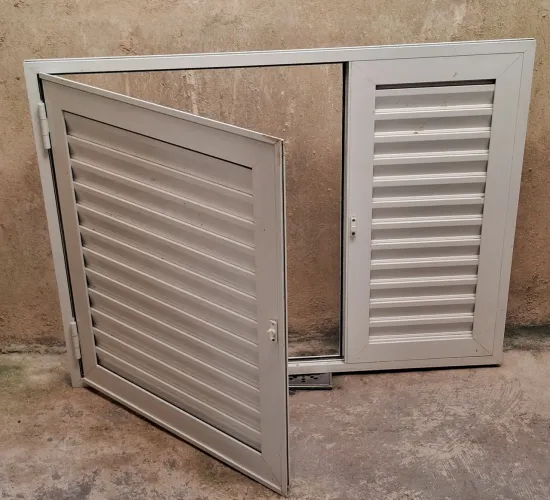 Porta veneziana em alumínio branco