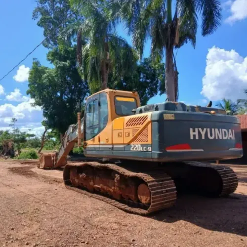 A Venda Escavadeira Marca HYUNDAI Modelo R220LC9 Ano 2023 - 4.300h