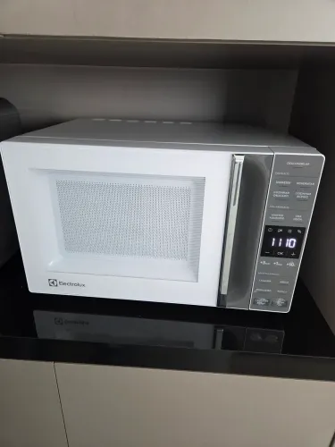 Vendo Micro-ondas Electrolux 23 litros.