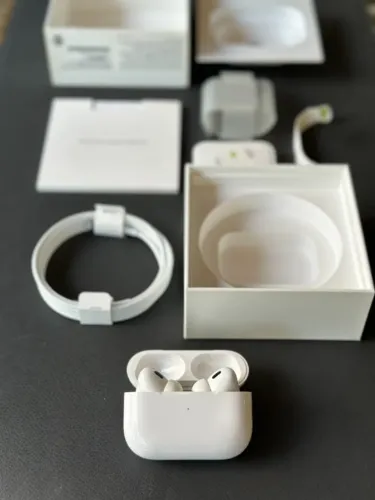 AirPods Pro 2ª Geração (Original e Em Perfeito Estado) + 2 Capinhas Novas