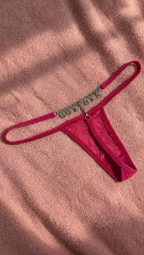 Lingerie Calcinha Fio Dental Rosa com Escrita em Pedraria