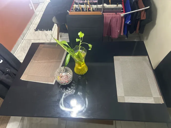 Veda de mesa com 4 cadeiras 