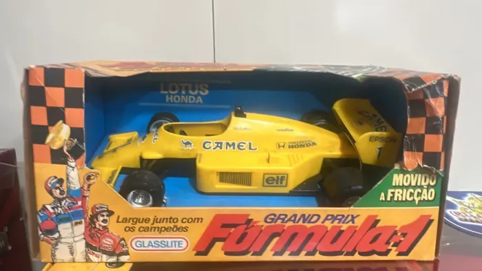 Carro do Senna da glaslite antigo na cx