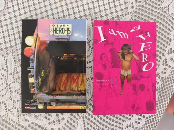 Mangá "I Am A Hero" volumes 11 e 15.
