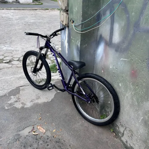 Bicicleta quadro Nero 5 aro 29 roxo tamanho 15 montada com rodas aro 26 em perfeito estado