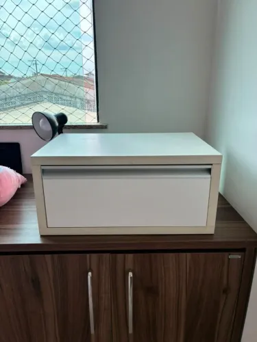 Mesa de cabeceira suspensa em MDF