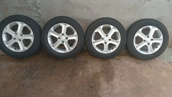 Vendo rodas aro 14 com pneu valor 2.400 ou troco por moto enterresso chama no ZAP *