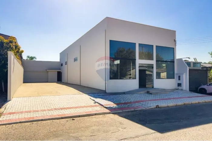 Sala comercial á venda em Criciúma, 220m² área construída por 699 mil e aceita financiamen