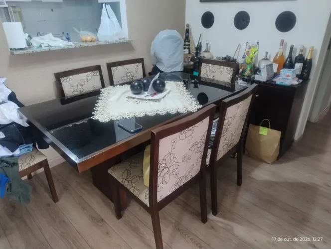 Mesa e cadeiras