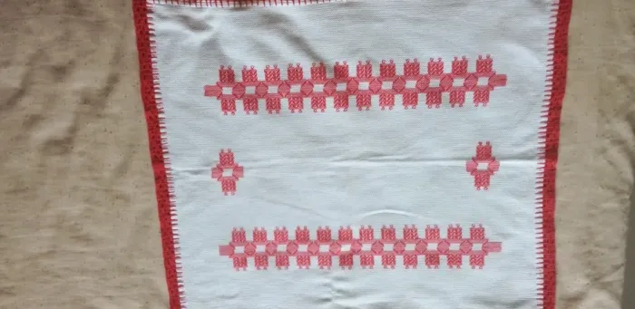 Toalha e Caminhos de mesas, bordados e crochê.