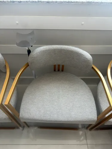 Poltrona oregon linho marfim estrutura dourada 