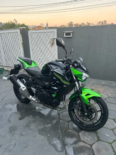 Kawasaki Z400 2020 verde ótimo estado
