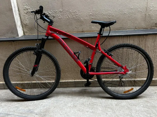 ROCKRIDER ST 50, aro 26, conjunto marcha/trocadores shimano.