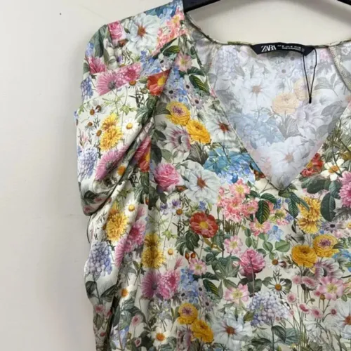 Top multicolor da Zara decote em V