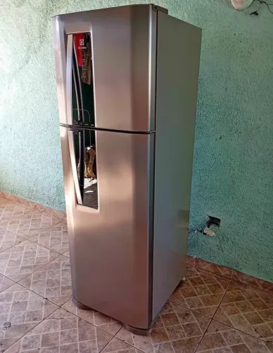 Vendo geladeira apenas 1 ano de uso Electrolux inox 402 litros