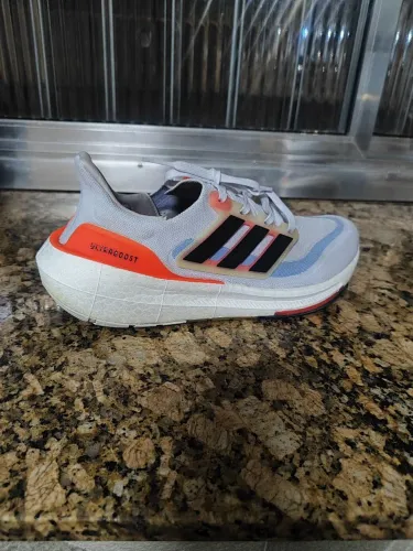 Tênis Adidas ultraboost light número 42