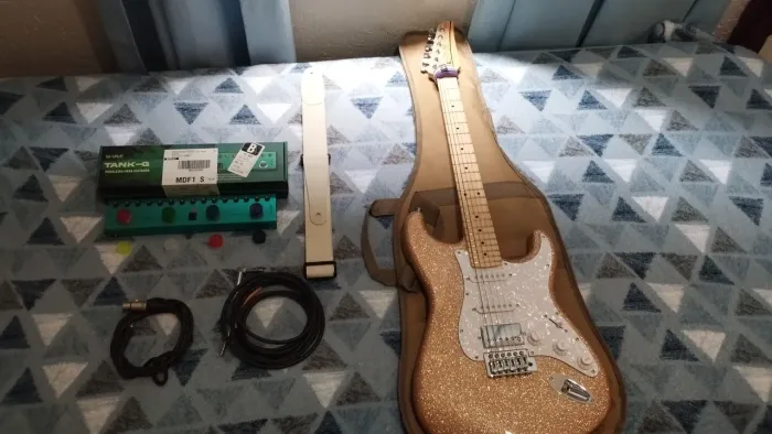 Vende - se guitarra seize mais pedaleira e cabos