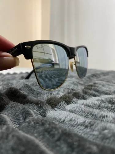 Ray-Ban RB4175 877/30 57 ? Clubmaster Oversized, com lente espelhada.