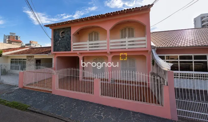 Sobrado no balneário do Estreito, aprox. 310mt2, com suíte, 2 quartos e garagem coberta