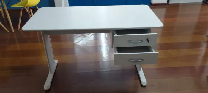 Mesa de Escritório com Gavetas