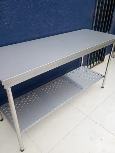 Mesa de manipulação com paneleiro perfurado para escoamento de agua - 1.50x0.55