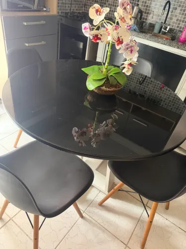 Mesa de jantar com vidro preto e 4 cadeiras sem nenhum defeito bem conservada