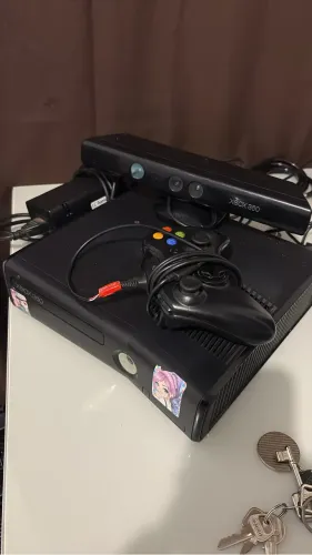 Vendo Xbox 360 com manete e kinect 