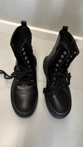 02 botas por $100,00