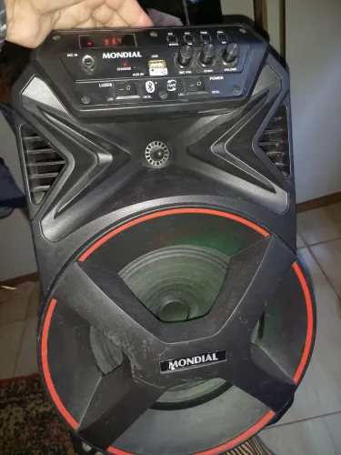 Caixa de som 400watts, o Bluetooth pega mais fica desconectando