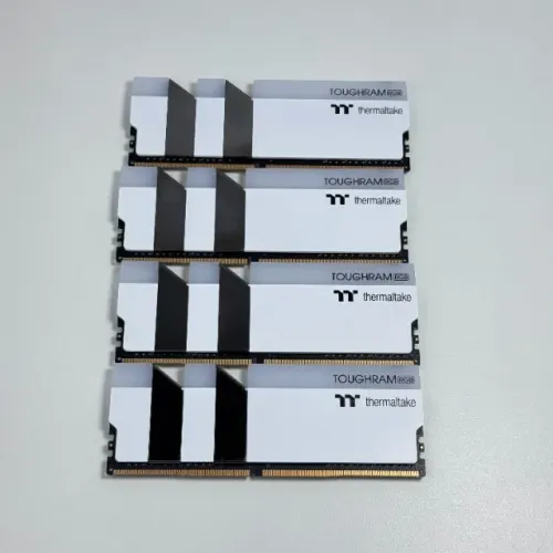 Memória Ram Thermaltake Toughram RGB DDR4 32GB 4400MHZ (4x8GB) CL19