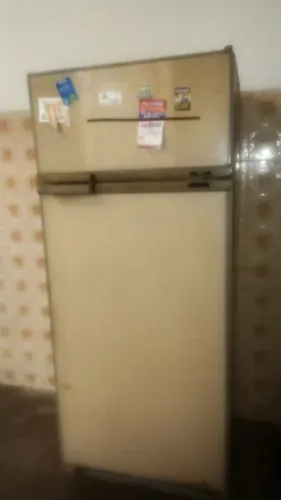 Vendo uma geladeira antiga Brastemp que gela muito.