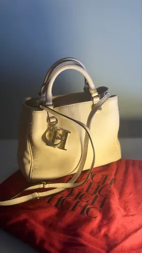 Bolsa média Carolina Herrera original cor rosé couro macio acompanha chaveiro CH