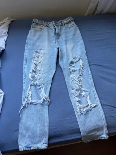 Calça Jeans rasgada - Tamanho 34 - Com ajuste lateral em botões
