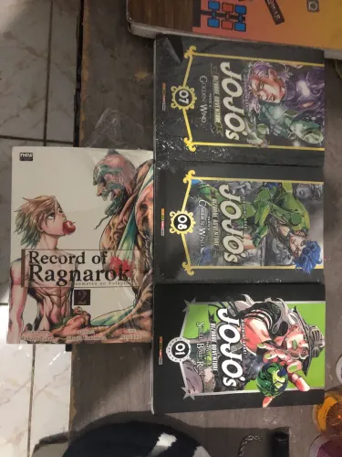 Mangás de jojo e record of ragnarok